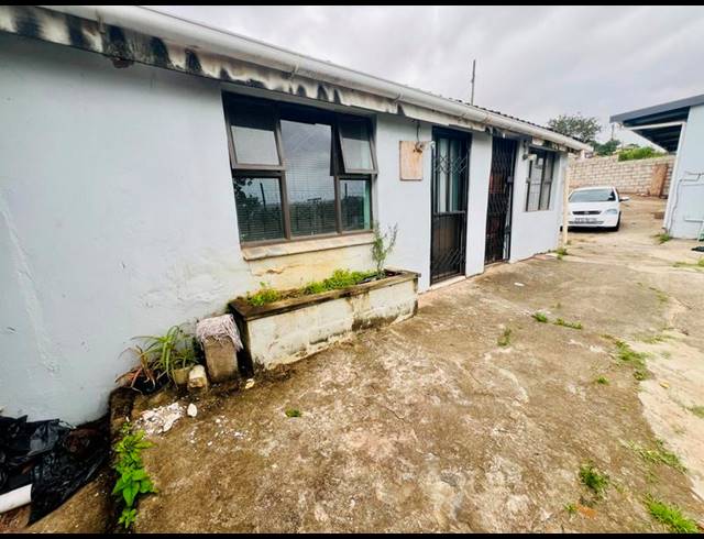 9 BEDROOM HOUSE FOR SALE IN KWAMASHU